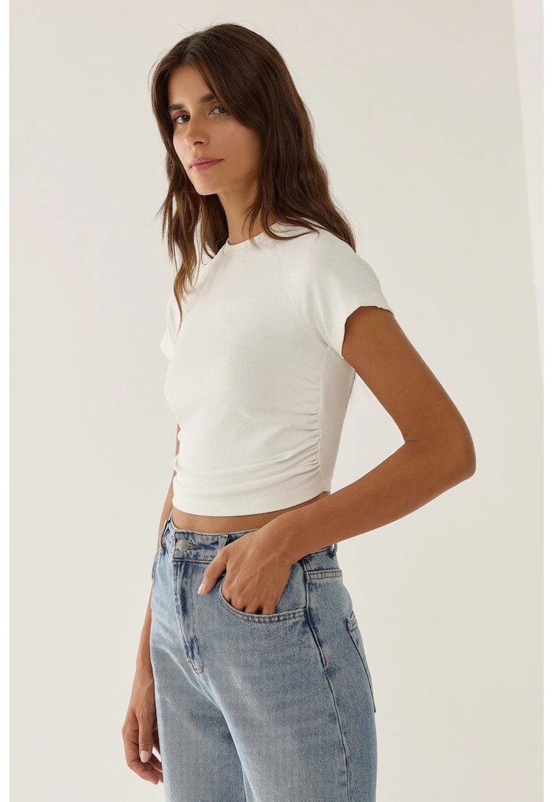 Top scurt alb cu detalii incretite