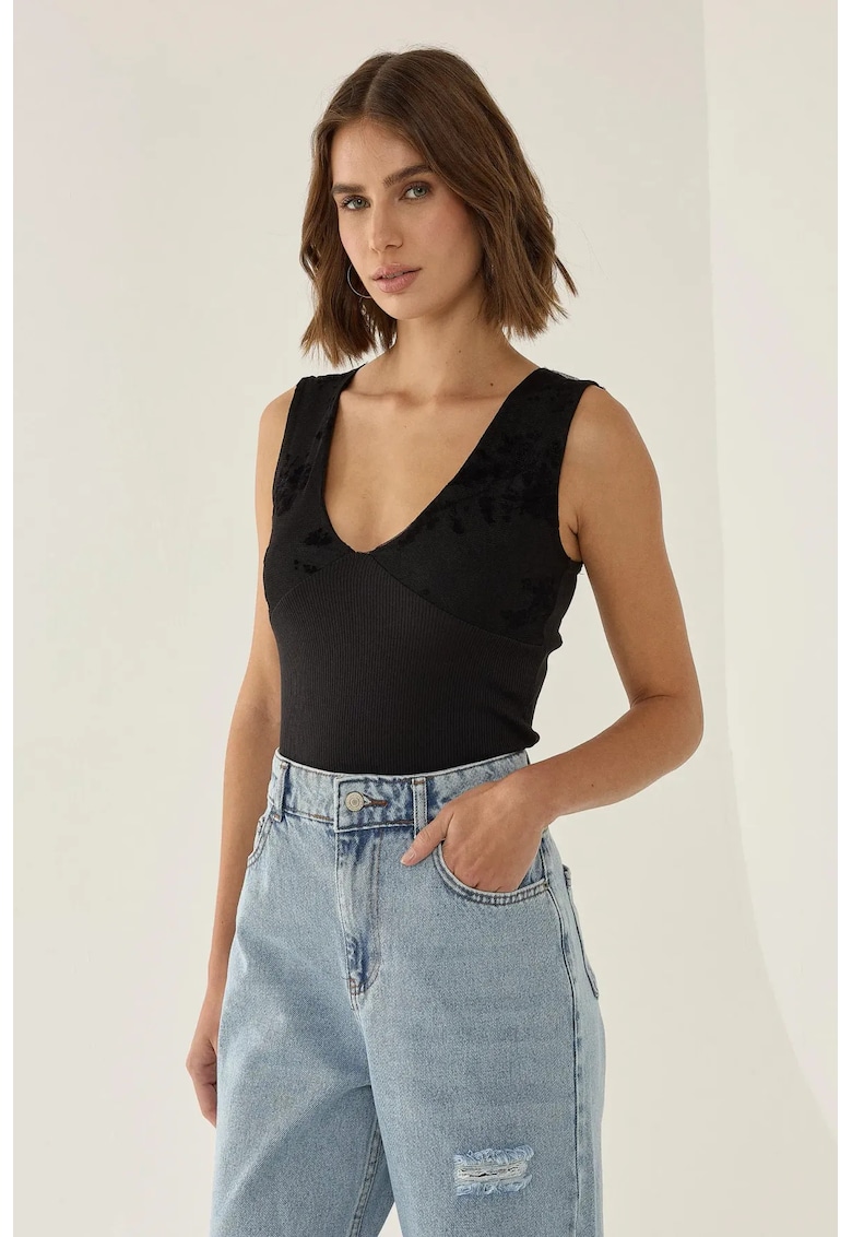 Top scurt - decolteu in V - detalii din dantela - negru - poliester