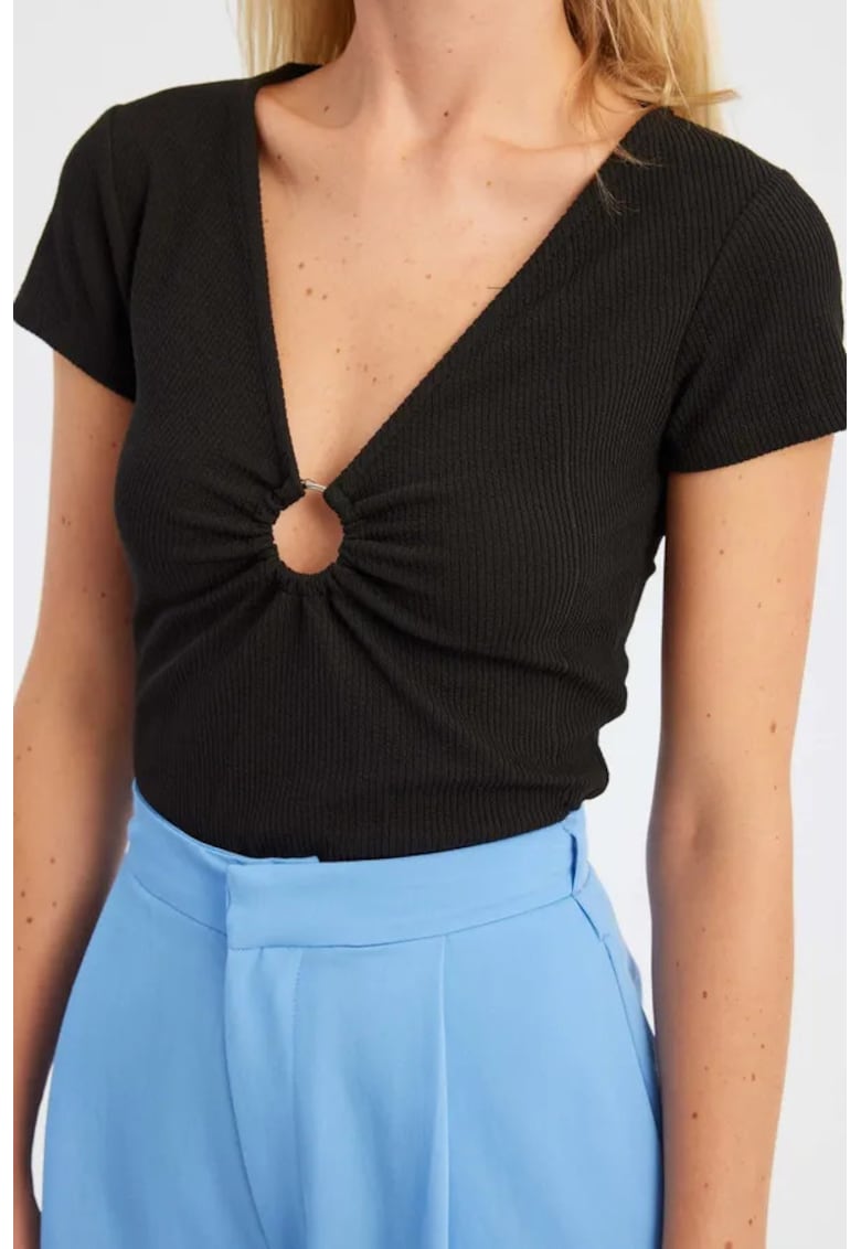 Top cu decolteu in V - maneca scurta - detaliu incretit - Negru - Textil