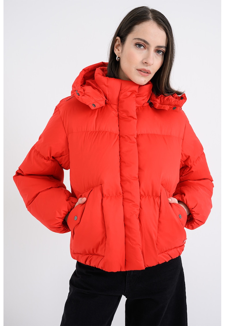 Geaca cu umplutura de puf si gluga