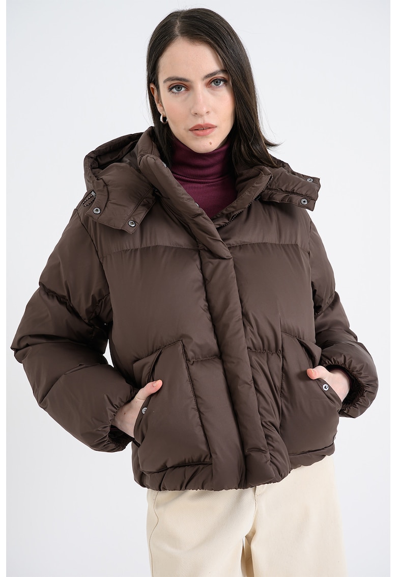 Geaca cu umplutura de puf si gluga