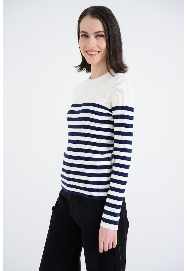 Pulover slim fit cu model in dungi si aspect striat