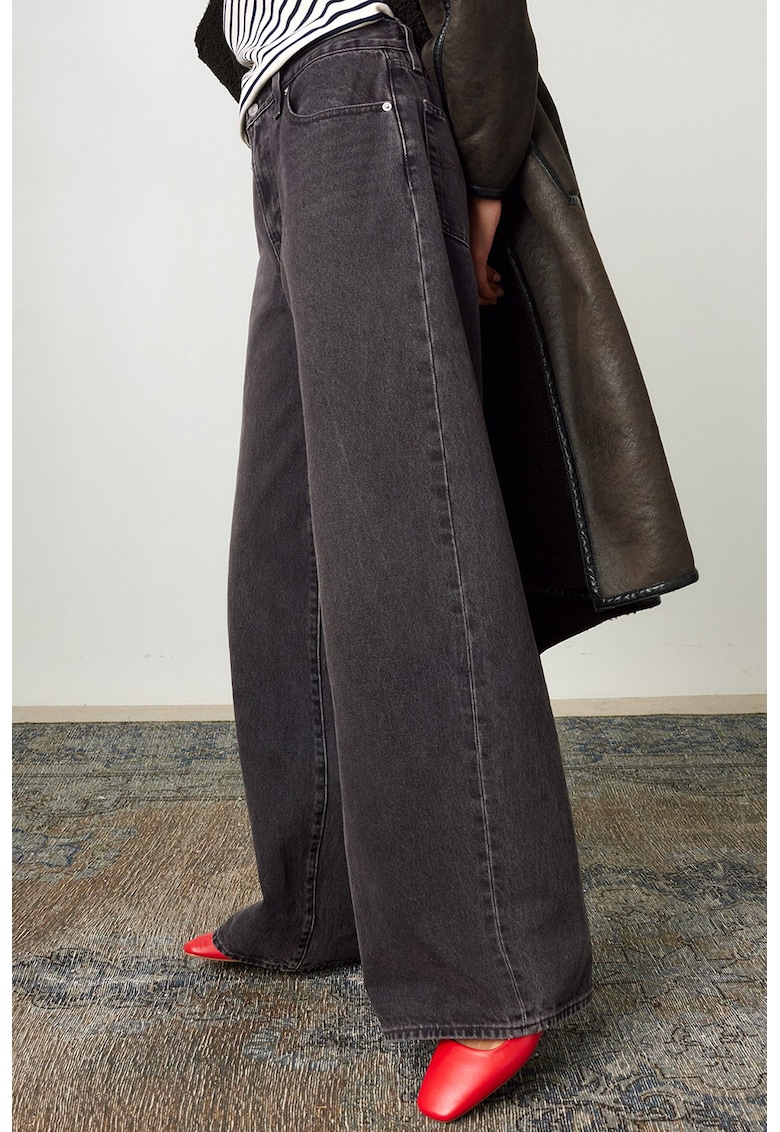 Blugi cu croiala ampla si talie inalta