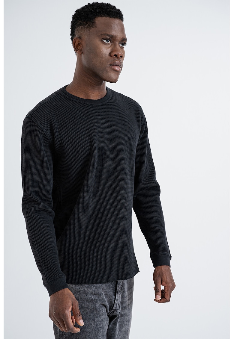 Bluza cu decolteu la baza gatului si maneci cazute