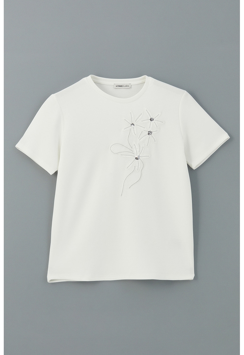 Tricou cu decolteu la baza gatului si broderie