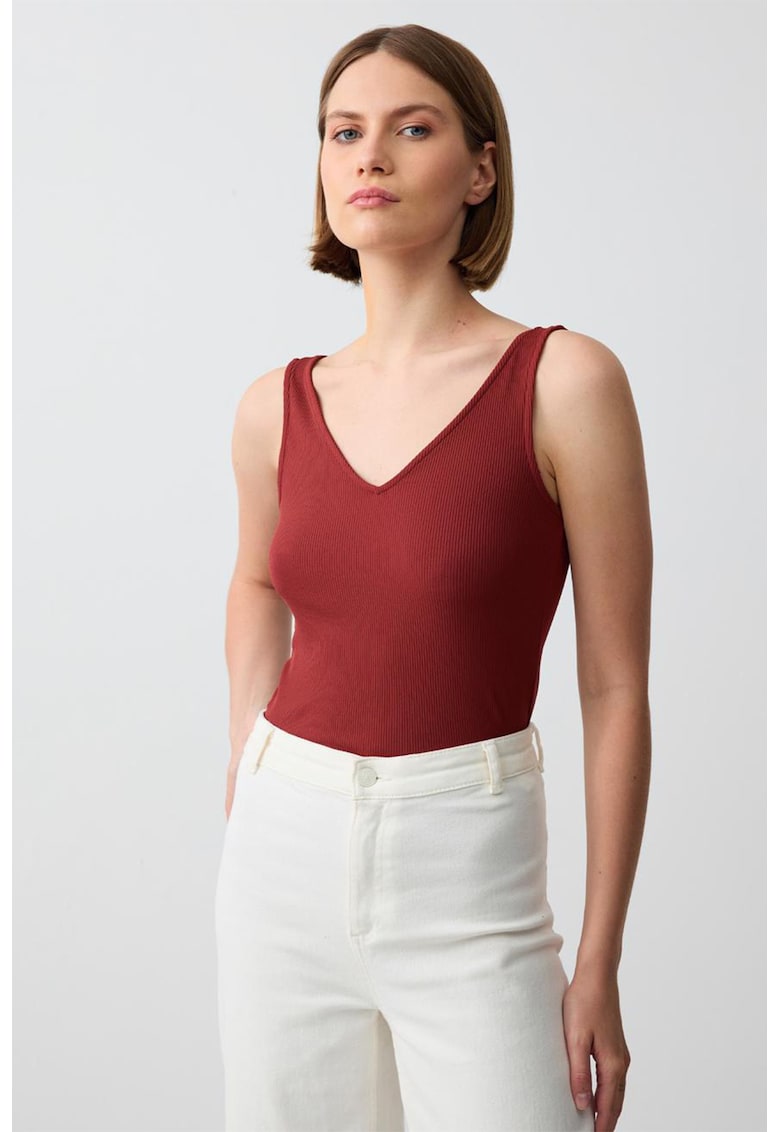 Top slim fit cu decolteu in V