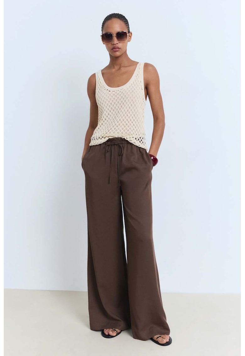 Bluza fara maneci cu perforatii si decolteu rotund