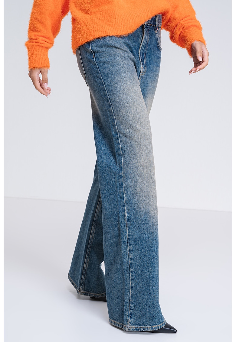 Blugi cu croiala ampla si aspect decolorat