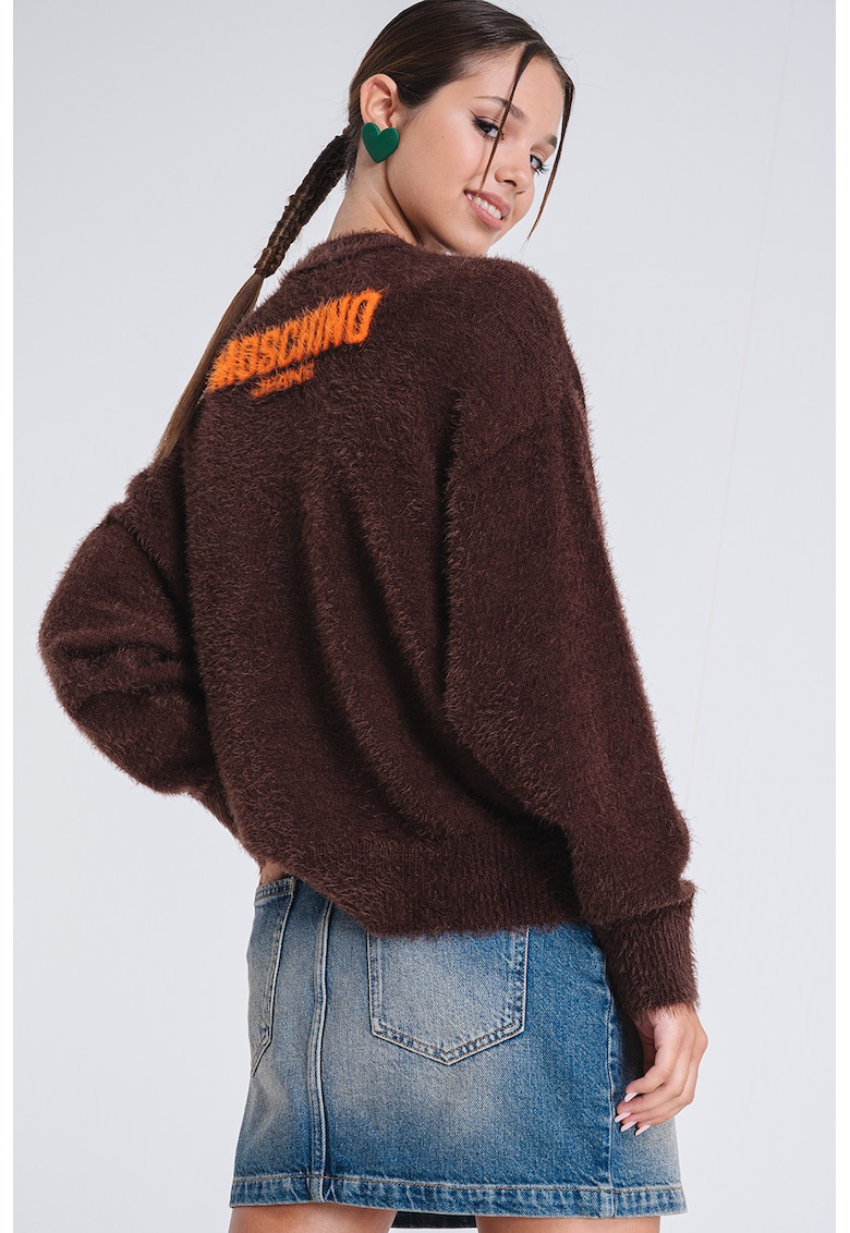 Pulover pufos lejer cu logo pe spate