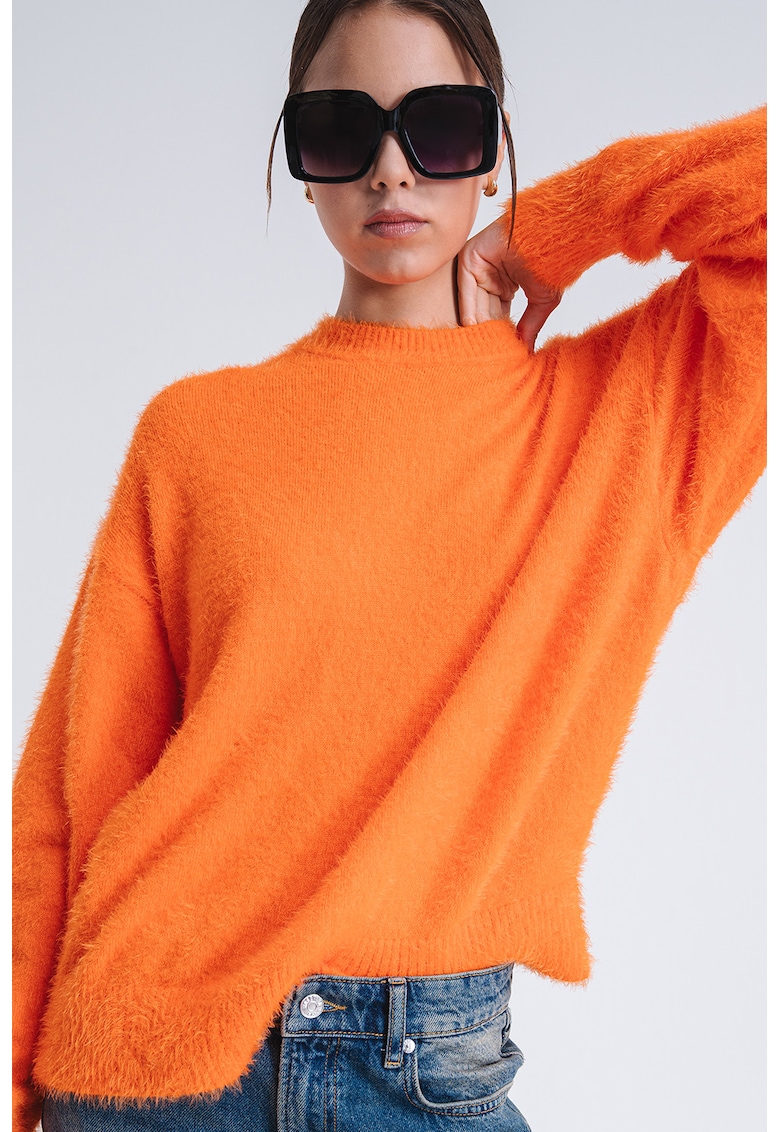 Pulover pufos lejer cu logo pe spate