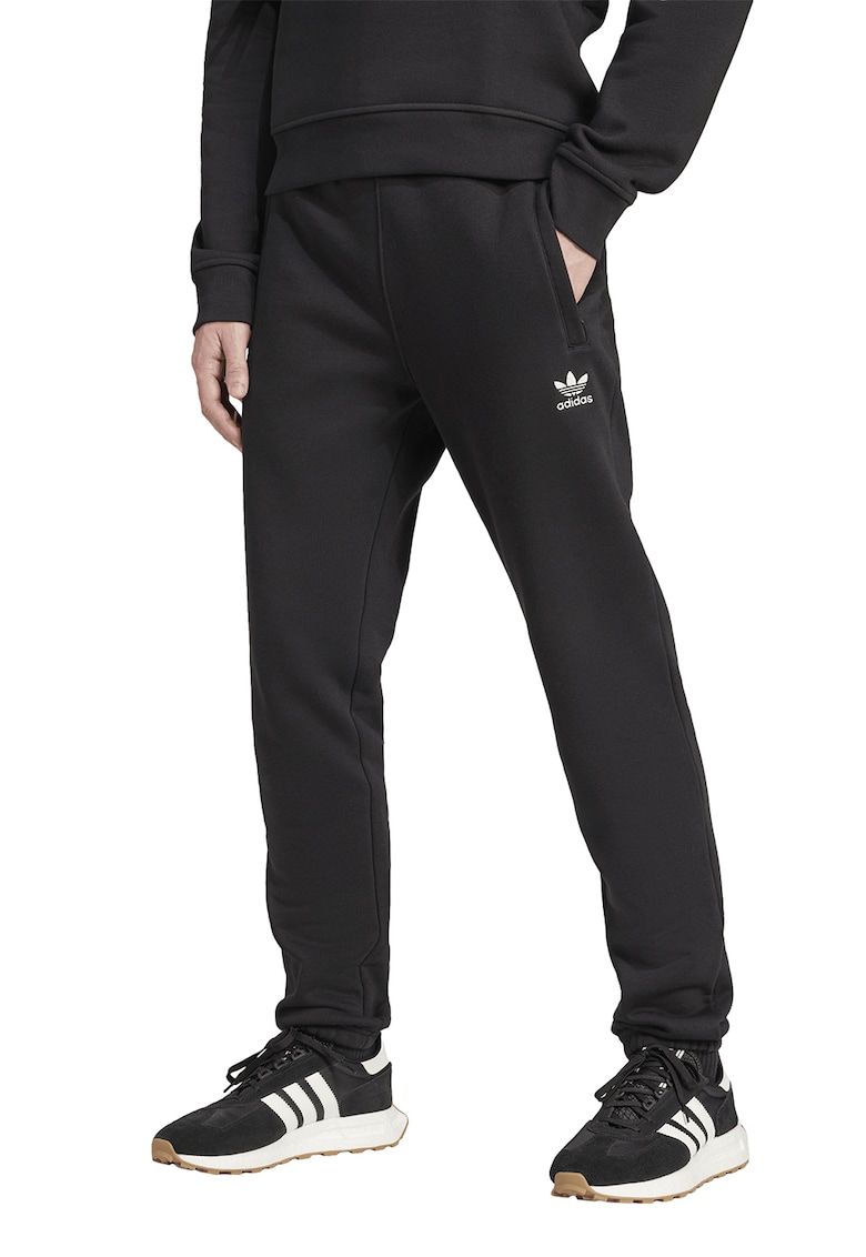 Pantaloni de trening cu croiala conica si banda elastica in talie