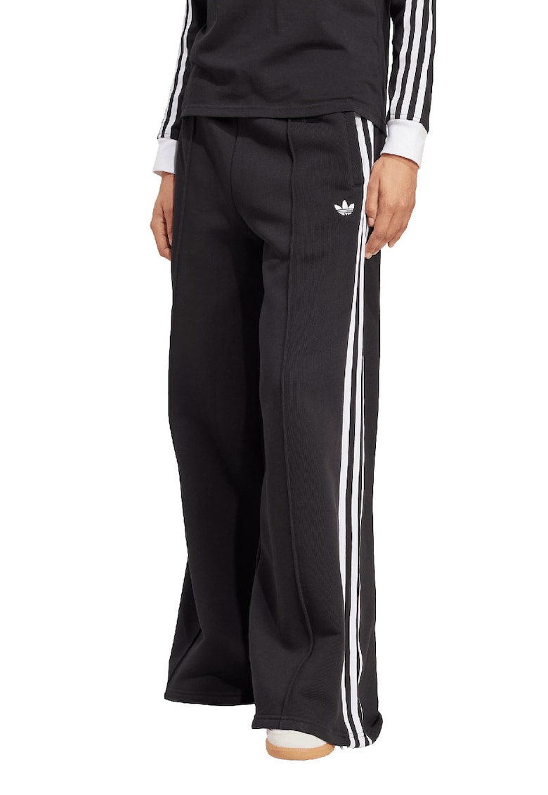 Pantaloni de trening cu croiala ampla si buzunare laterale