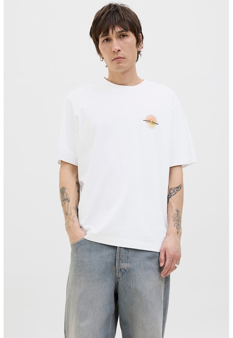 Tricou cu logo discret pe piept si decolteu la baza gatului