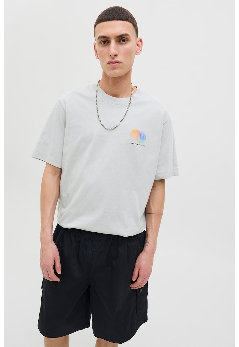 Tricou cu logo discret pe piept si decolteu la baza gatului