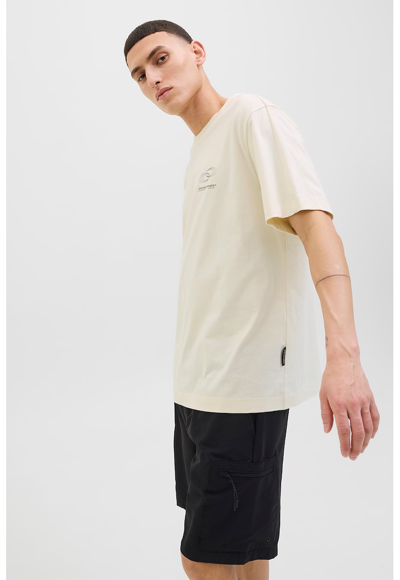 Tricou cu logo discret pe piept si decolteu la baza gatului