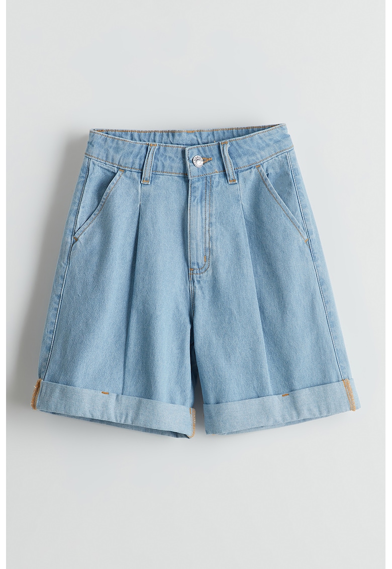 Blugi scurti cu terminatii rulate