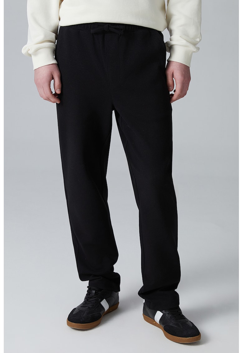 Pantaloni de trening cu croiala dreapta si buzunare