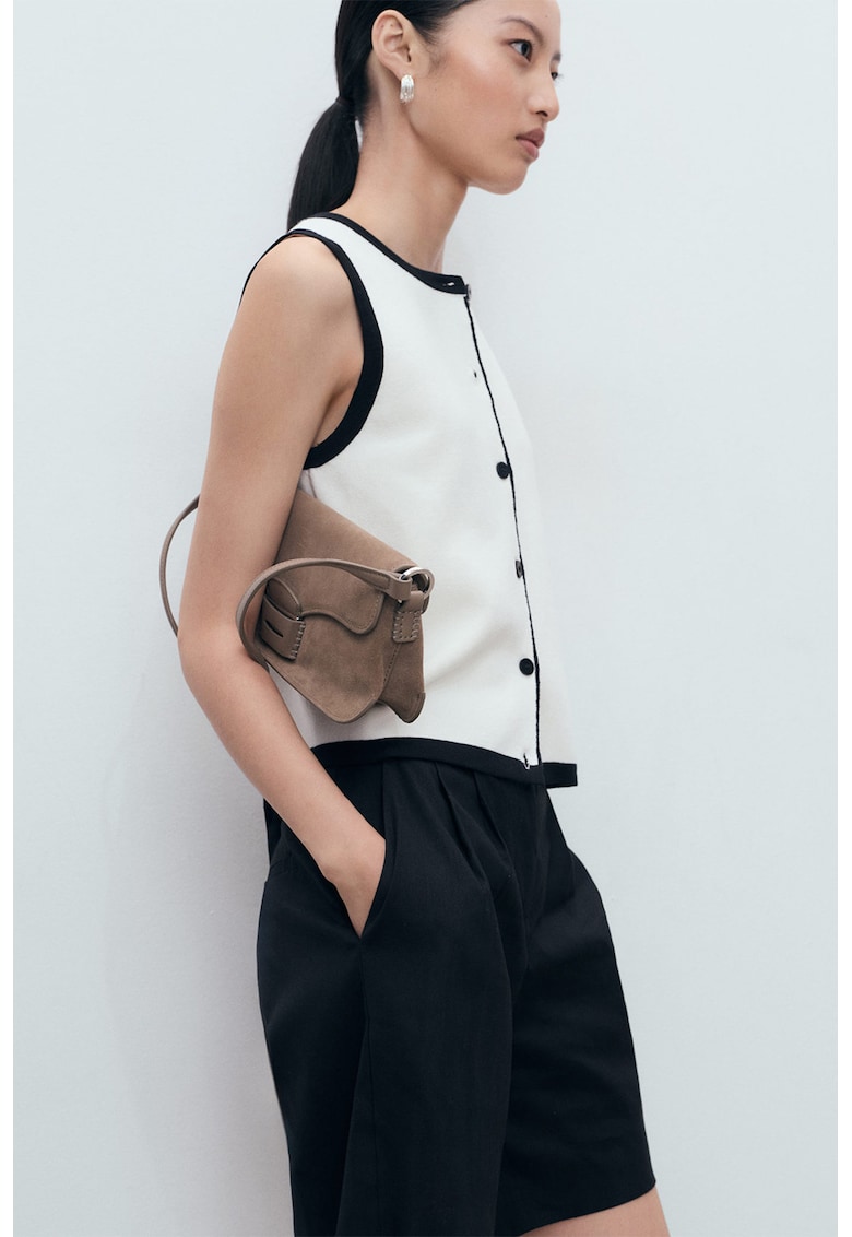 Vesta tricotata cu nasturi