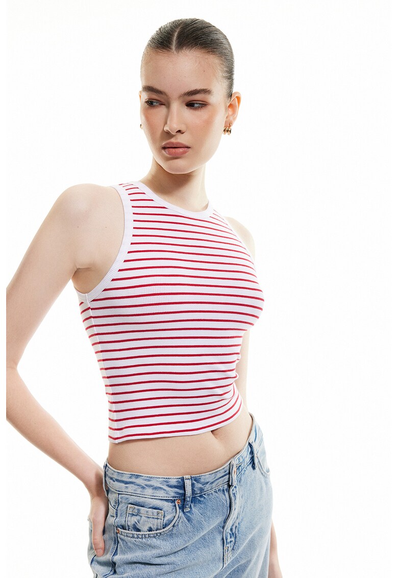 Top crop cu model in dungi - Rosu/Alb