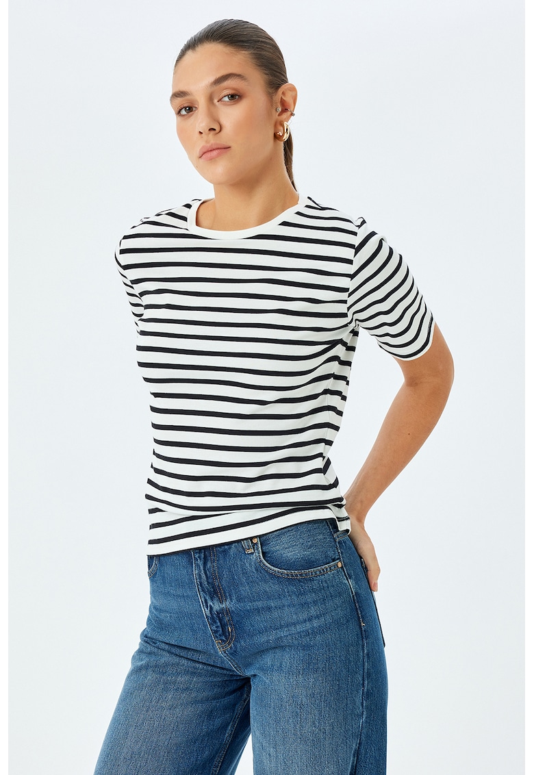 Tricou lejer cu dungi si decolteu la baza gatului