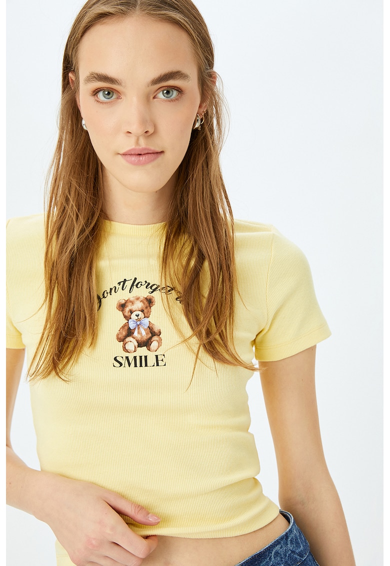 Tricou slim fit cu decolteu la baza gatului si aspect striat