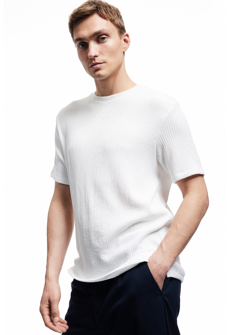 Tricou texturat cu decolteu la baza gatului