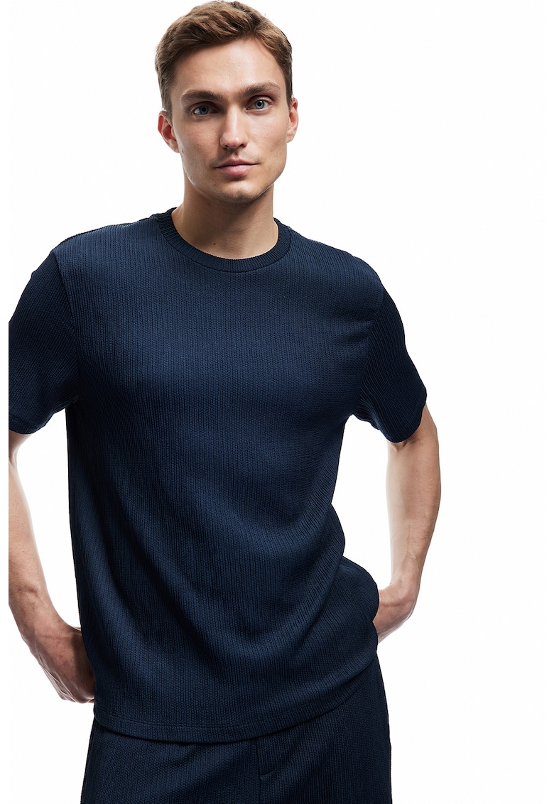 Tricou texturat cu decolteu la baza gatului