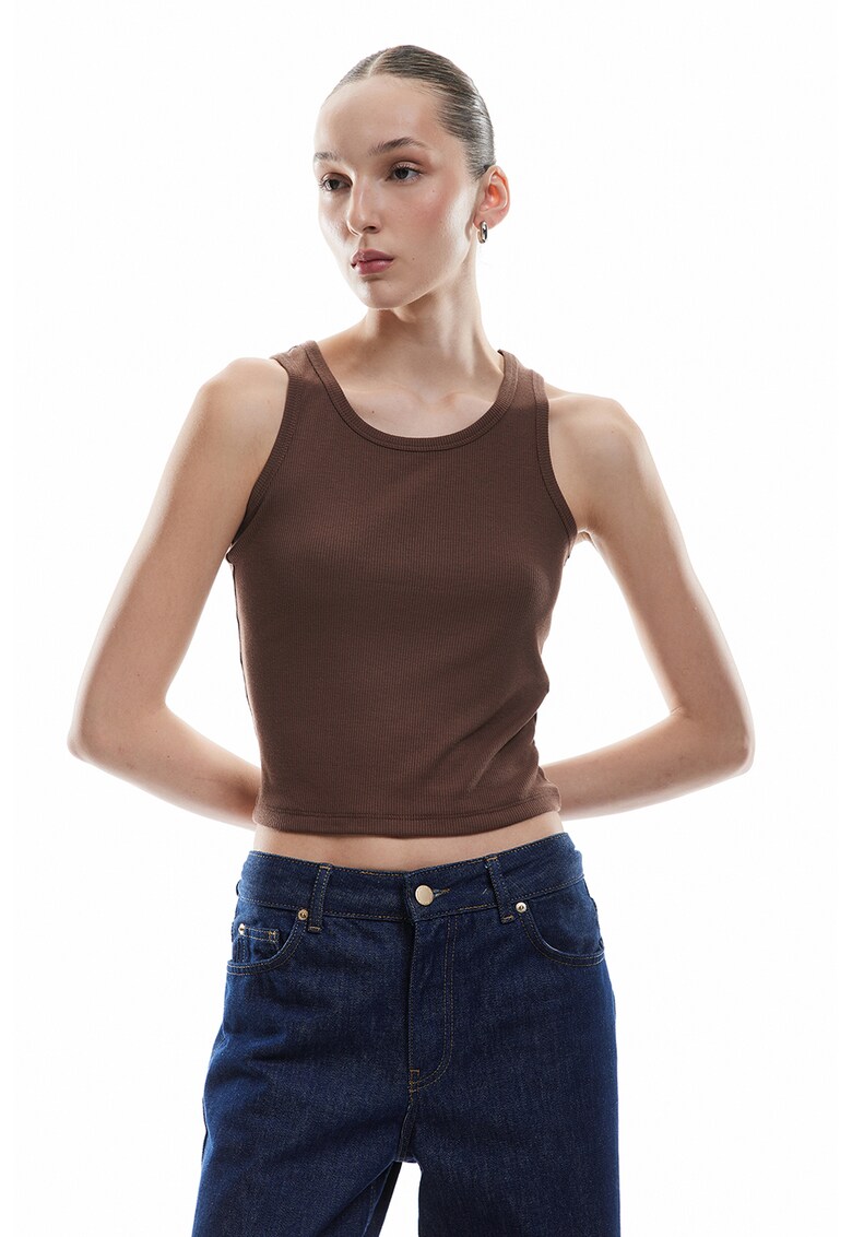 Top crop cu decolteu rotund si aspect striat - Maro inchis