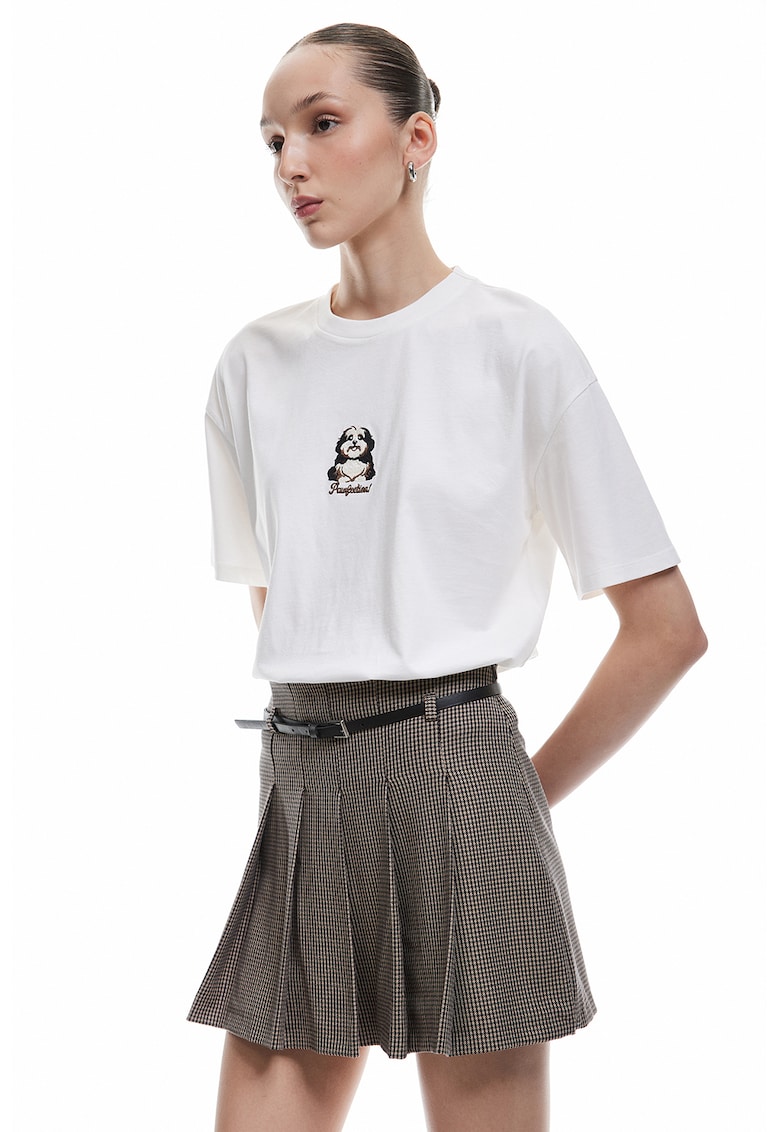 Tricou cu decolteu la baza gatului si detaliu brodat