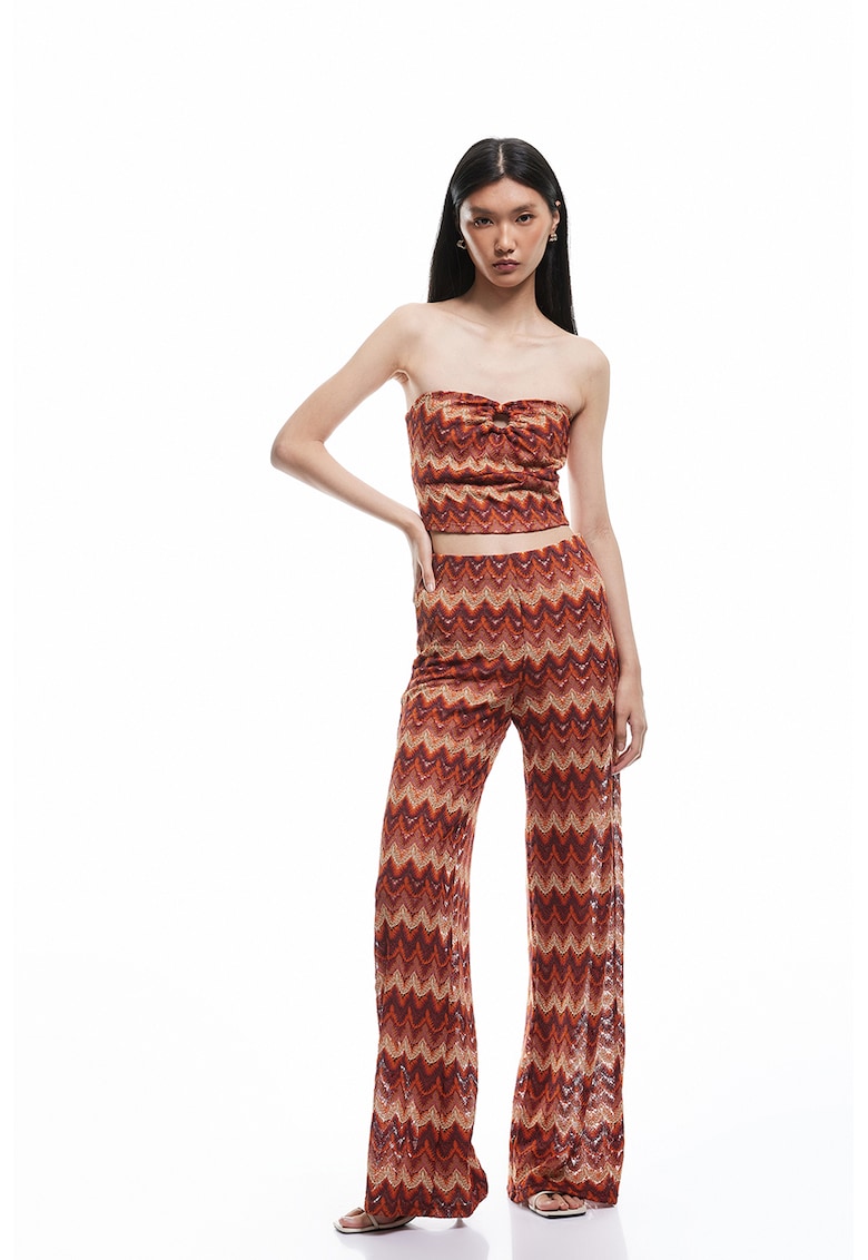 Pantaloni cu croiala ampla si model