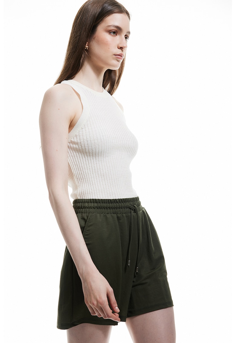 Pantaloni scurti cu talie inalta si model uni