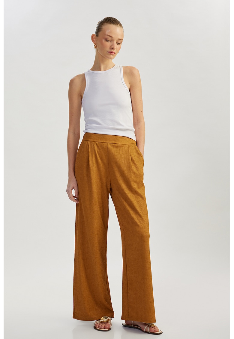 Pantaloni cu croiala ampla si talie elastica