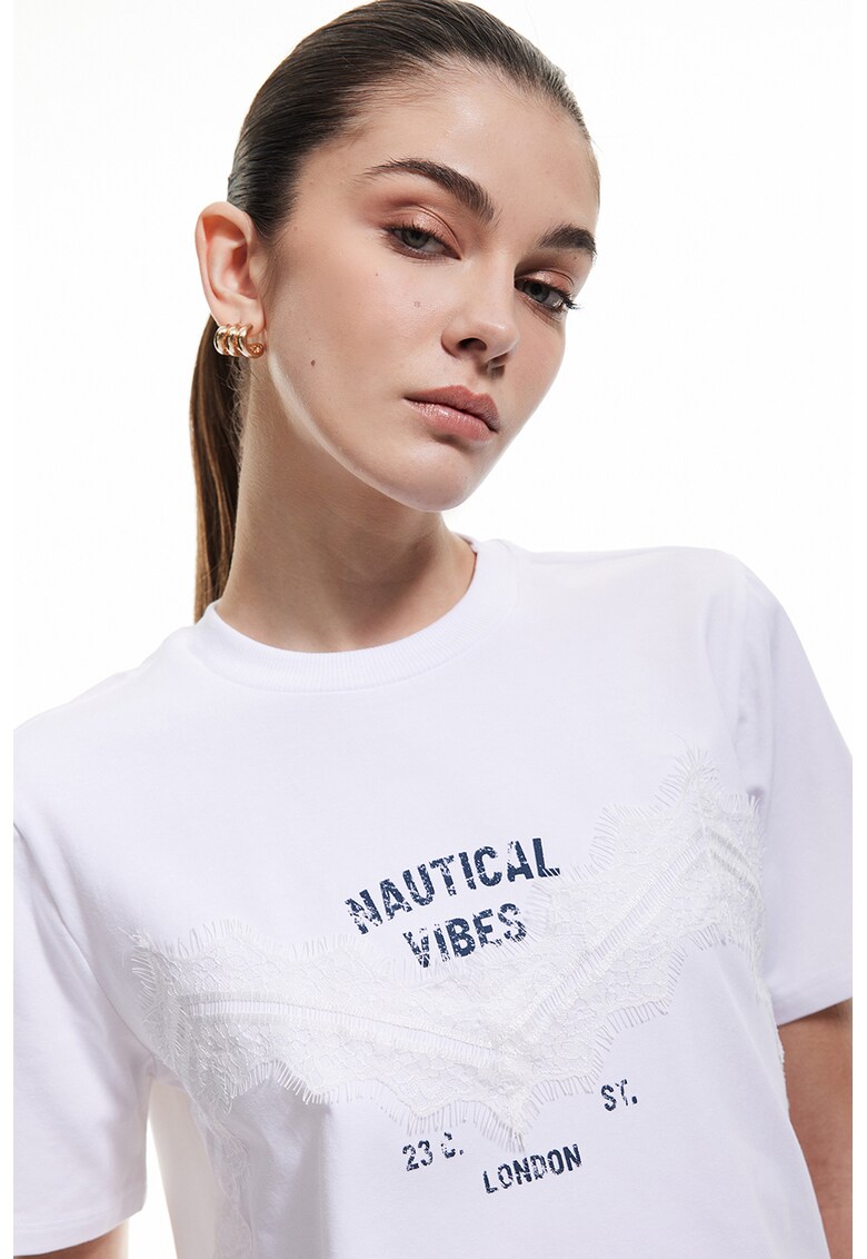 Tricou cu decolteu la baza gatului si aplicatie din dantela - Negru stins/Alb optic