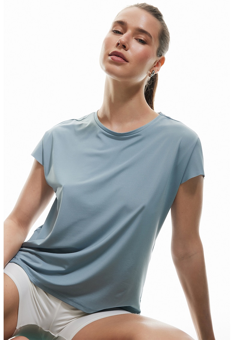 Tricou cu decolteu la baza gatului si terminatie asimetrica