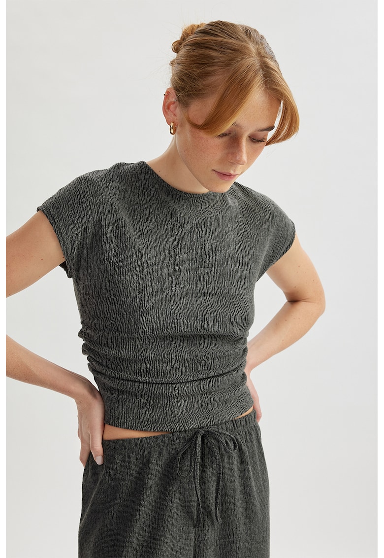 Tricou slim fit cu pliuri