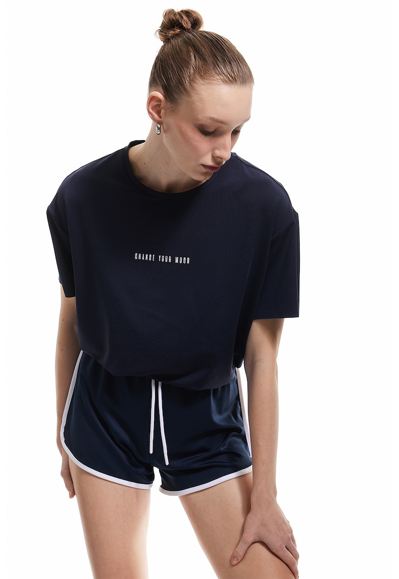 Tricou cu decolteu la baza gatului si terminatie rotunjita