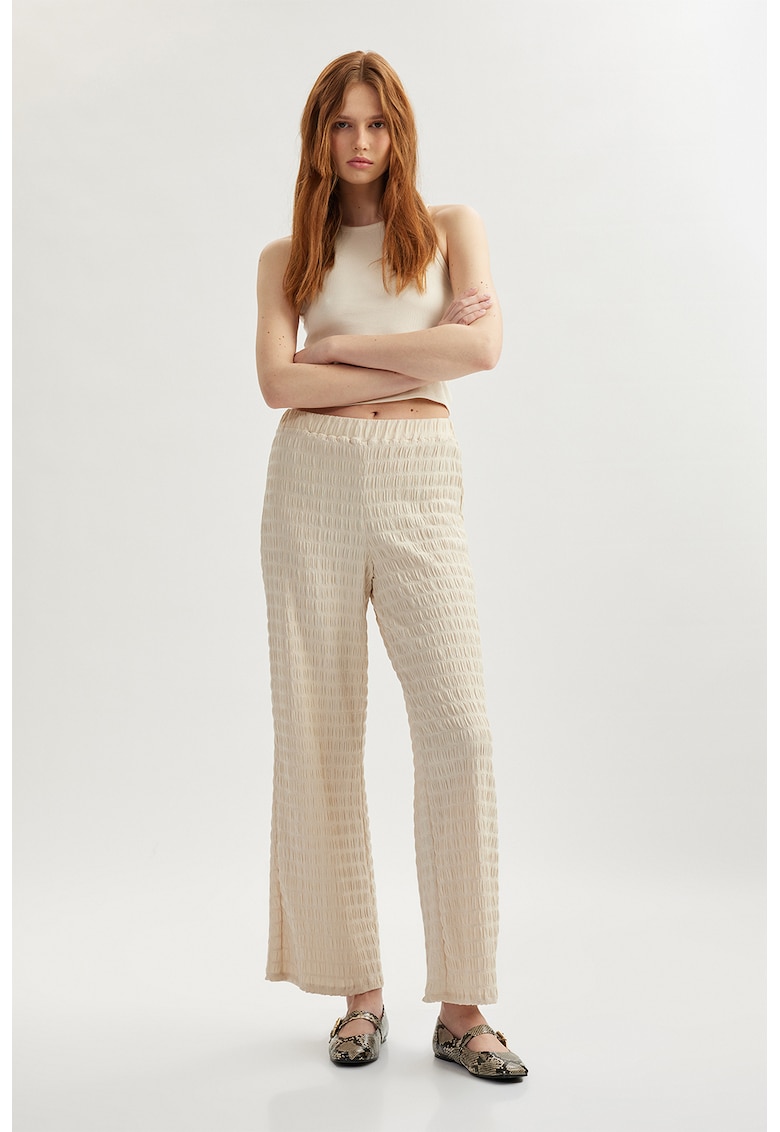 Pantaloni texturati cu croiala ampla