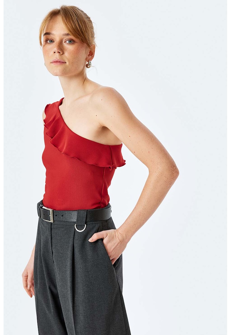 Top cu decolteu pe un umar si volan