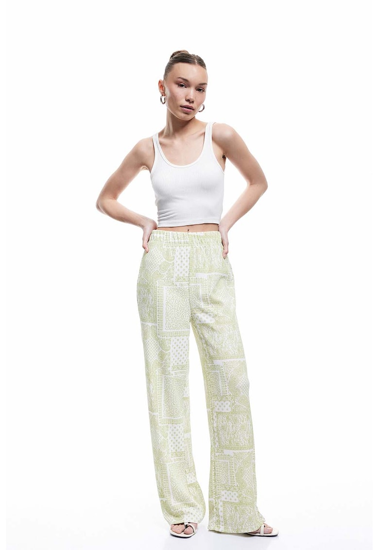 Pantaloni cu croiala ampla si model