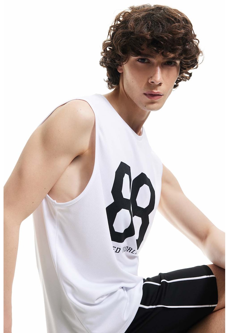 Top cu decolteu la baza gatului si imprimeu