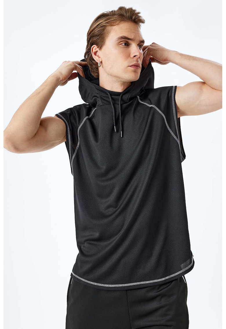 Tricou cu maneci raglan si gluga