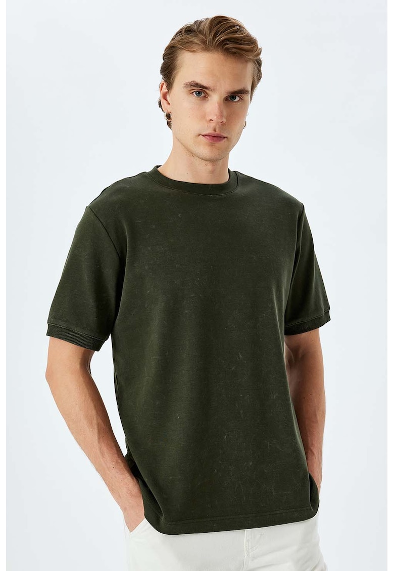 Tricou cu aspect deteriorat