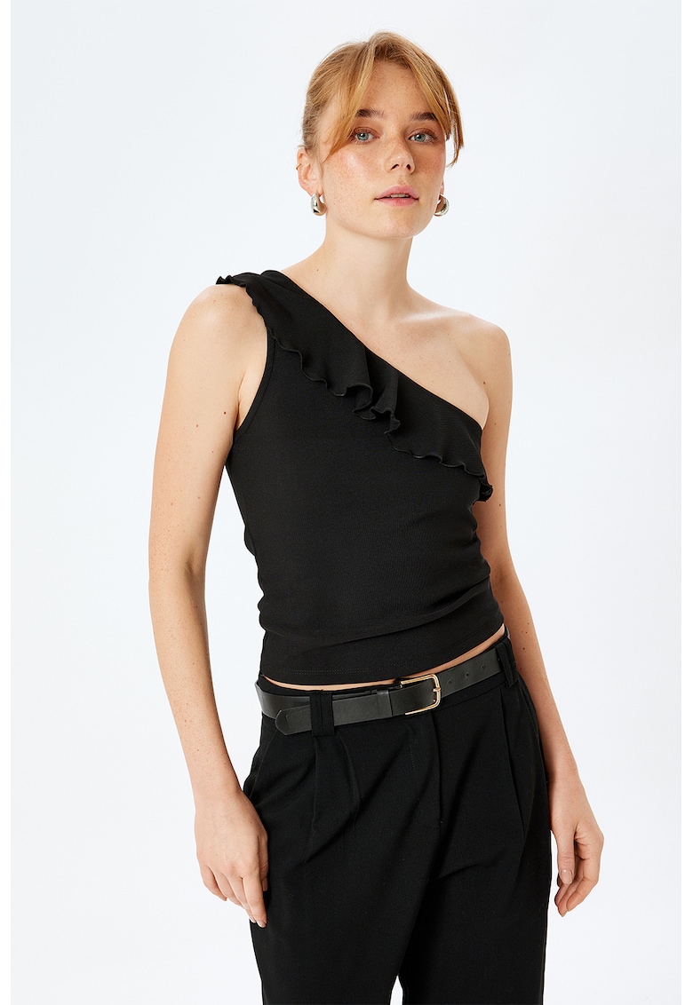 Top cu decolteu pe un umar si volan