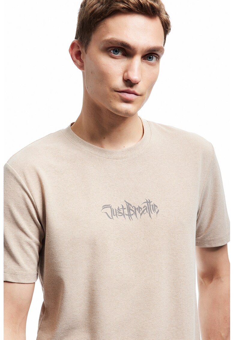 Tricou cu imprimeu text si decolteu la baza gatului - Alb fildes