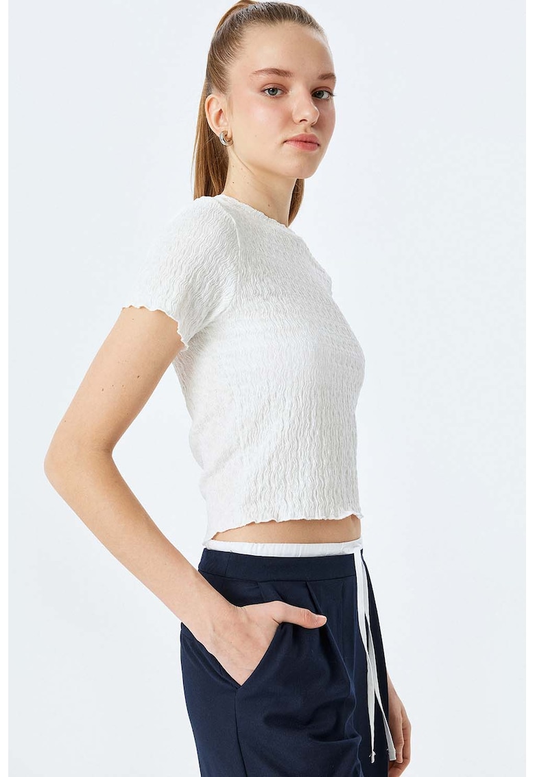 Tricou crop cu model texturat Tricou crop cu model texturat