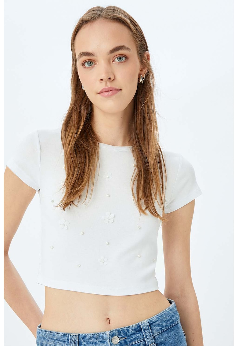 Tricou crop cu aplicatii cu model floral