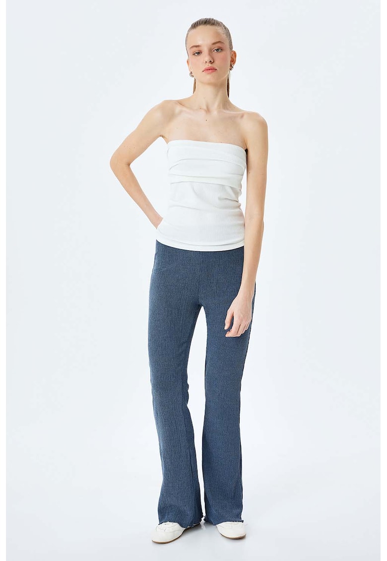Pantaloni texturati si evazati