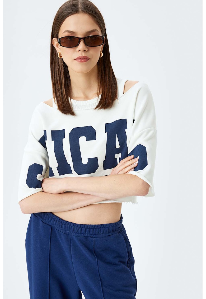 Tricou crop cu decolteu barcuta si imprimeu text