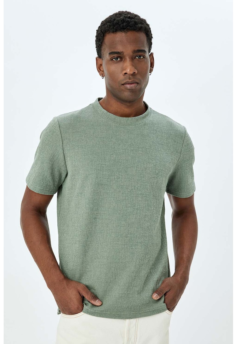 Tricou cu decolteu la baza gatului si model uni - Verde pal