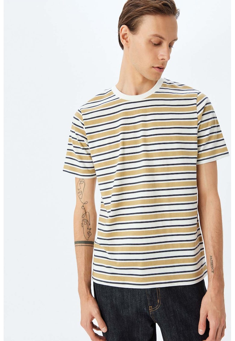 Tricou cu decolteu la baza gatului si model in dungi